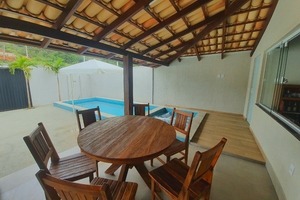 Linda Casa com 5 Suítes, Hidro, Piscina e Churrasqueira