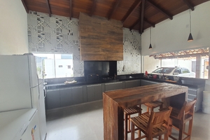 Linda Casa com 5 Suítes, Hidro, Piscina e Churrasqueira