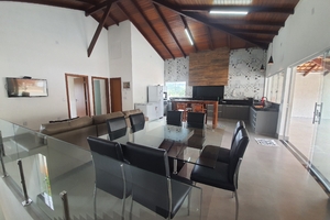 Linda Casa com 5 Suítes, Hidro, Piscina e Churrasqueira