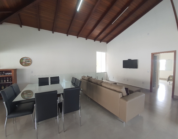 Linda Casa com 5 Suítes, Hidro, Piscina e Churrasqueira