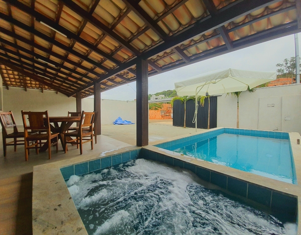 Linda Casa com 5 Suítes, Hidro, Piscina e Churrasqueira