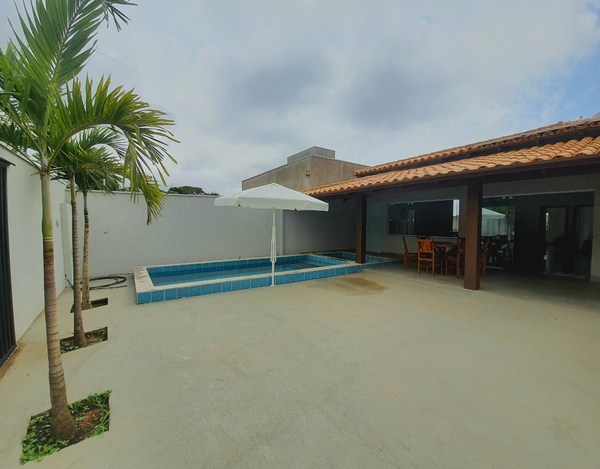 Linda Casa com 5 Suítes, Hidro, Piscina e Churrasqueira