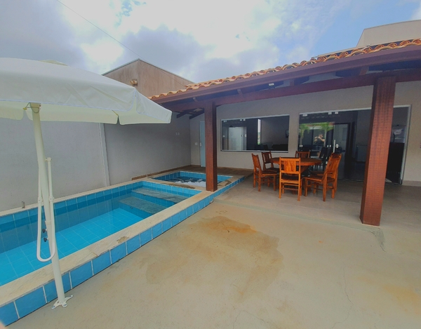 Linda Casa com 5 Suítes, Hidro, Piscina e Churrasqueira