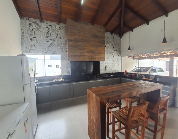 Linda Casa com 5 Suítes, Hidro, Piscina e Churrasqueira