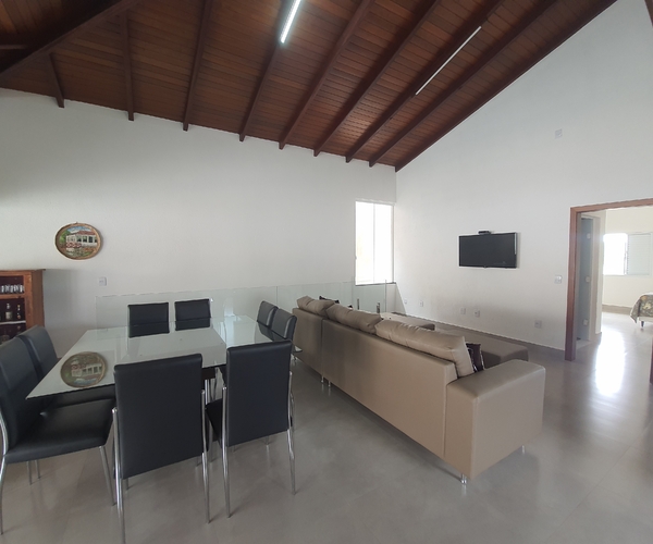 Linda Casa com 5 Suítes, Hidro, Piscina e Churrasqueira