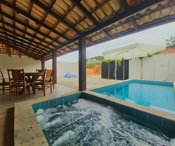 Linda Casa com 5 Suítes, Hidro, Piscina e Churrasqueira