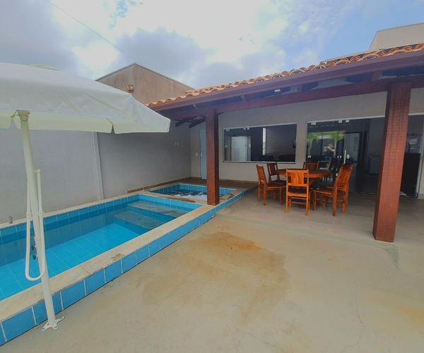 Linda Casa com 5 Suítes, Hidro, Piscina e Churrasqueira