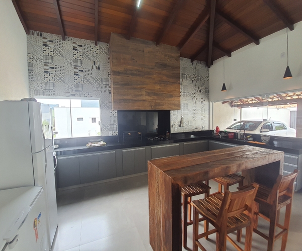 Linda Casa com 5 Suítes, Hidro, Piscina e Churrasqueira