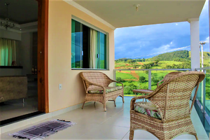 Casa Confortável e Segura com Suíte e Churrasqueira.