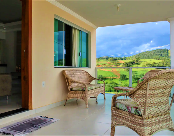 Casa Confortável e Segura com Suíte e Churrasqueira.