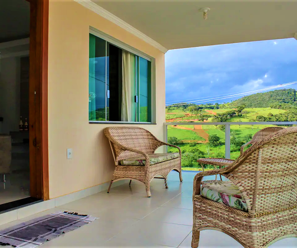 Casa Confortável e Segura com Suíte e Churrasqueira.