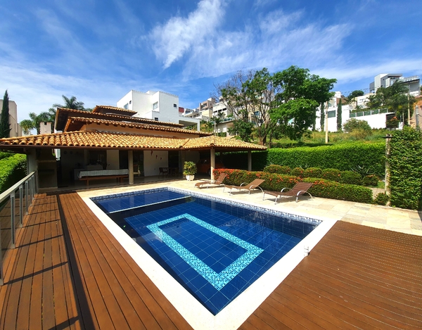 Linda Casa em Escarpas do Lago com 4 Suítes e Churrasqueira