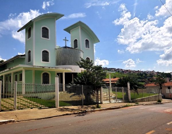 Casa Bem-Localizada no Centro de Capitólio com Wi-Fi e Churrasqueira