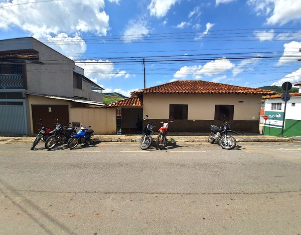 Casa Bem-Localizada no Centro de Capitólio com Wi-Fi e Churrasqueira