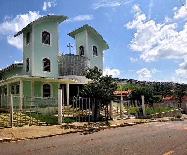 Casa Bem-Localizada no Centro de Capitólio com Wi-Fi e Churrasqueira