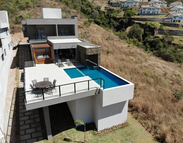 Linda Casa em Escarpas do Lago com 7 Suítes, Hidro e Sauna