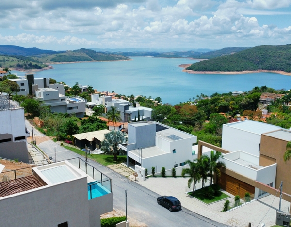 Casa Luxuosa em Escarpas do Lago com Vista Incrível do Lago de Furnas