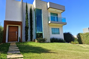 Casa Aconchegante com 3 Suítes, Piscina e Churrasqueira