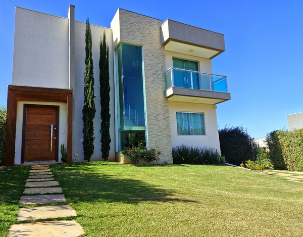 Casa Aconchegante com 3 Suítes, Piscina e Churrasqueira