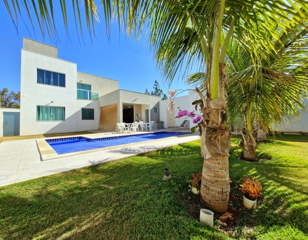 Casa Aconchegante com 3 Suítes, Piscina e Churrasqueira