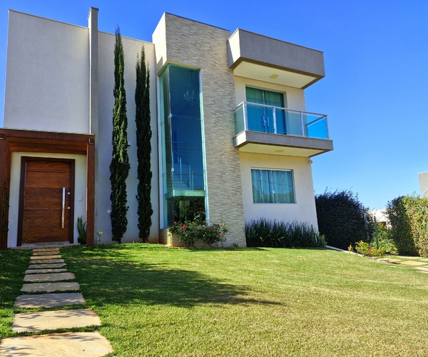 Casa Aconchegante com 3 Suítes, Piscina e Churrasqueira